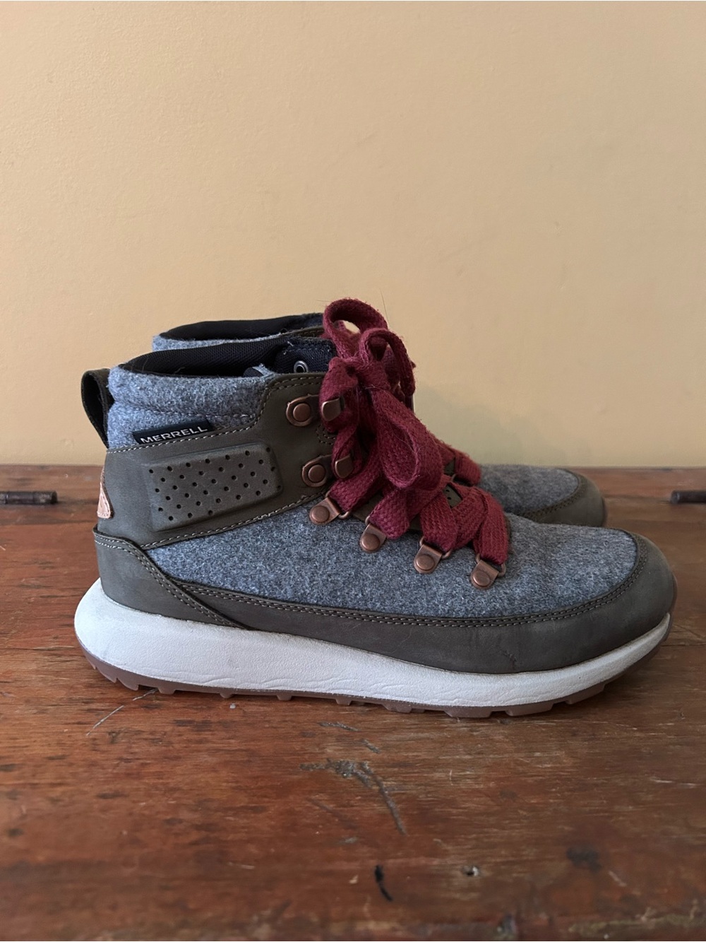 Merrell Ashford Classic Chukkas with olive leather and gray wool upper - size 6